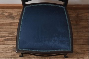 アンティーク家具　フランスアンティーク　オーク材　ブルーのファブリックがシックな印象与えるチェア(椅子)