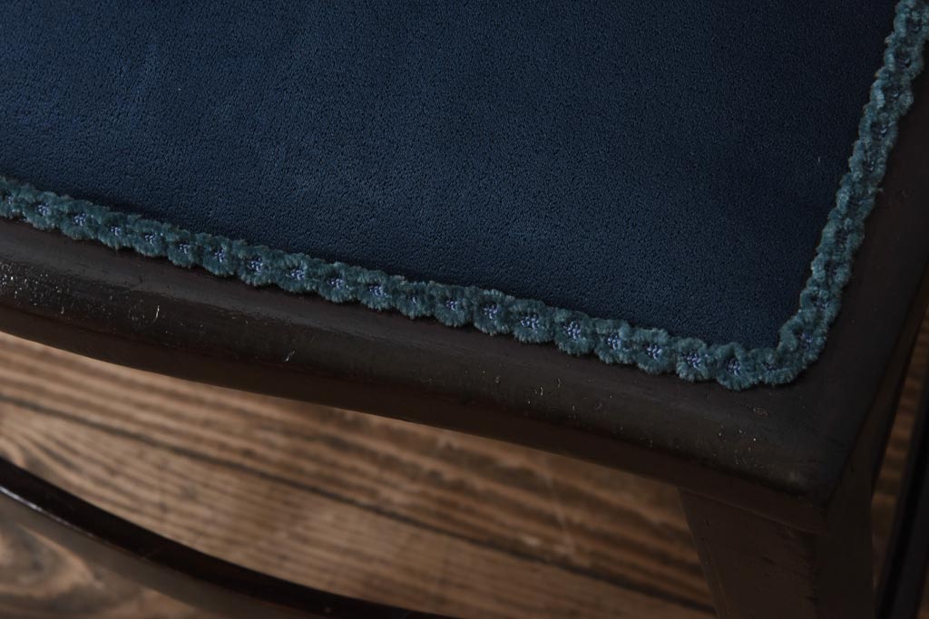 アンティーク家具　フランスアンティーク　オーク材　ブルーのファブリックがシックな印象与えるチェア(椅子)(1)