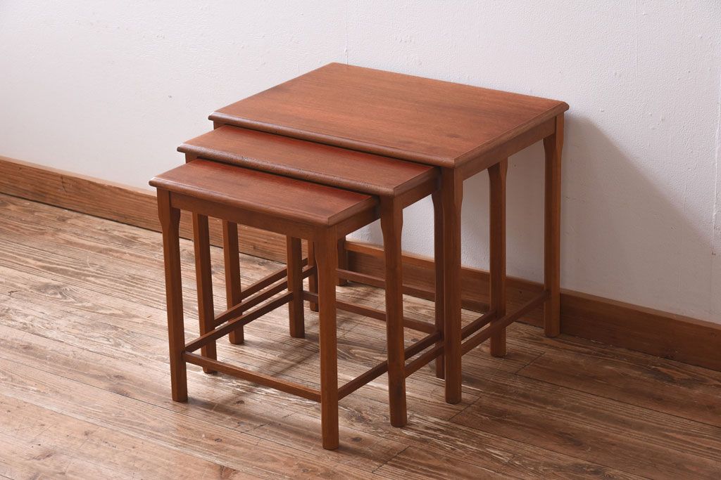 ヴィンテージ家具　北欧ビンテージ　チーク材のあたたかな色合いが魅力的なネストテーブル(サイドテーブル)