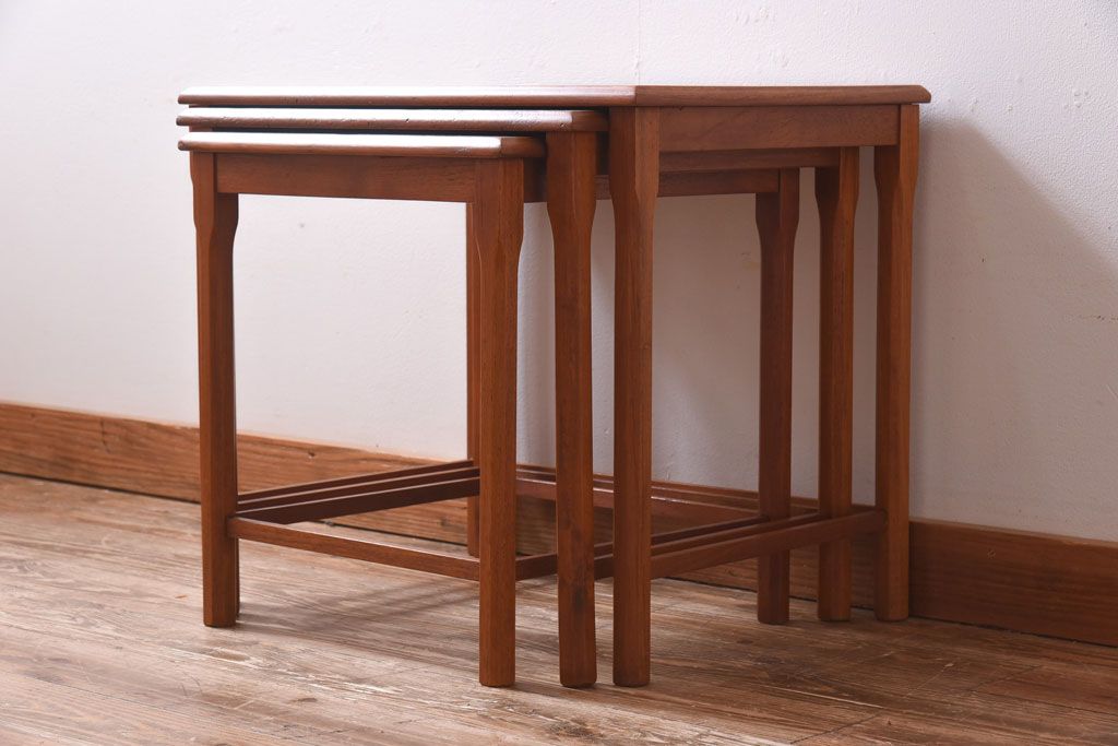 ヴィンテージ家具　北欧ビンテージ　チーク材のあたたかな色合いが魅力的なネストテーブル(サイドテーブル)