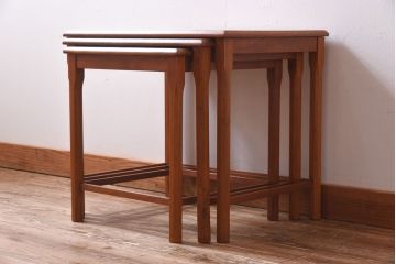 ヴィンテージ家具　北欧ビンテージ　チーク材のあたたかな色合いが魅力的なネストテーブル(サイドテーブル)