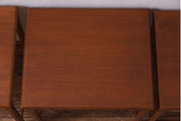 ヴィンテージ家具　北欧ビンテージ　チーク材のあたたかな色合いが魅力的なネストテーブル(サイドテーブル)