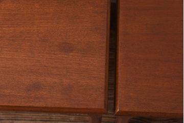 ヴィンテージ家具　北欧ビンテージ　チーク材のあたたかな色合いが魅力的なネストテーブル(サイドテーブル)