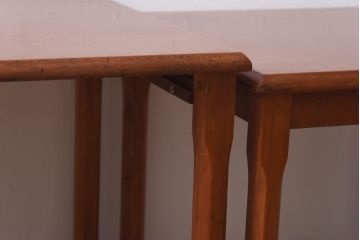ヴィンテージ家具　北欧ビンテージ　チーク材のあたたかな色合いが魅力的なネストテーブル(サイドテーブル)