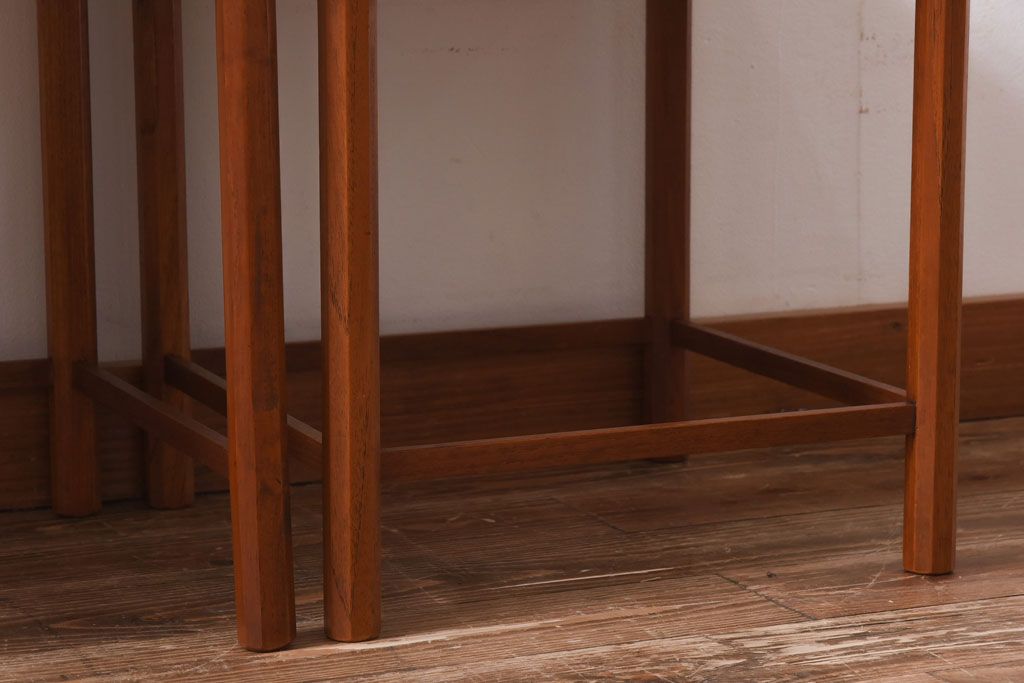 ヴィンテージ家具　北欧ビンテージ　チーク材のあたたかな色合いが魅力的なネストテーブル(サイドテーブル)