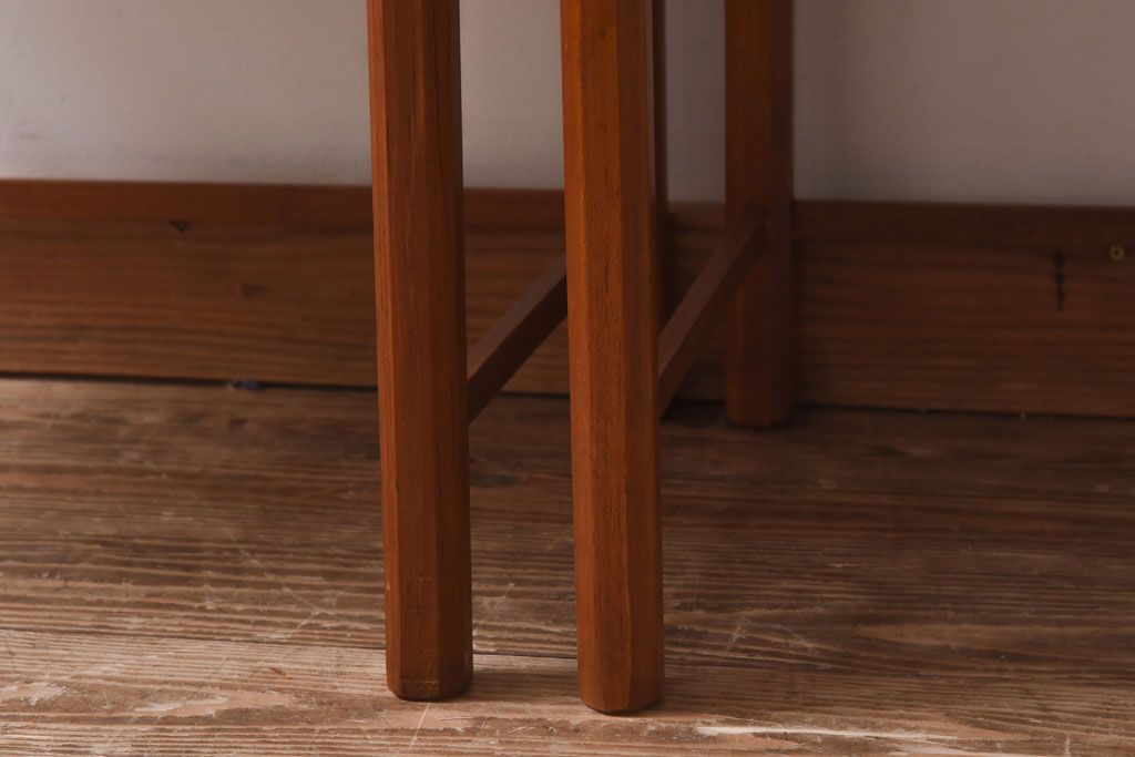 ヴィンテージ家具　北欧ビンテージ　チーク材のあたたかな色合いが魅力的なネストテーブル(サイドテーブル)