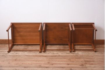 ヴィンテージ家具　北欧ビンテージ　チーク材のあたたかな色合いが魅力的なネストテーブル(サイドテーブル)