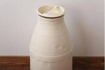 アンティーク雑貨　昭和レトロ アイボリーカラーが可愛らしいミルク缶(牛乳缶)(1)