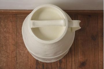 アンティーク雑貨　昭和レトロ アイボリーカラーが可愛らしいミルク缶(牛乳缶)(2)