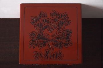 中古　伝統工芸　朱塗り　牡丹・菖蒲・菊　華やかさを添える日光彫りの小引き出し(小物収納)