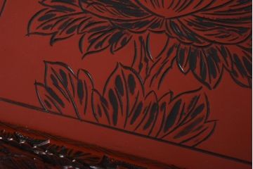 中古　伝統工芸　朱塗り　牡丹・菖蒲・菊　華やかさを添える日光彫りの小引き出し(小物収納)