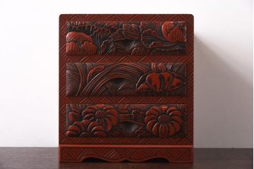 中古　伝統工芸　朱塗り　牡丹・菖蒲・菊　華やかさを添える日光彫りの小引き出し(小物収納)