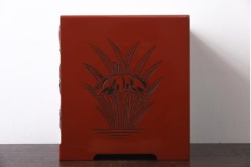 中古　伝統工芸　朱塗り　牡丹・菖蒲・菊　華やかさを添える日光彫りの小引き出し(小物収納)