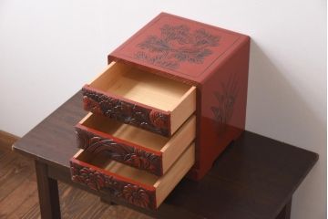 中古　伝統工芸　朱塗り　牡丹・菖蒲・菊　華やかさを添える日光彫りの小引き出し(小物収納)