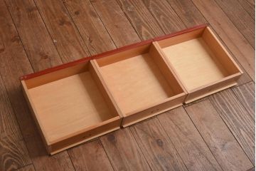 中古　伝統工芸　朱塗り　牡丹・菖蒲・菊　華やかさを添える日光彫りの小引き出し(小物収納)