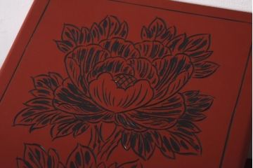 中古　伝統工芸　朱塗り　牡丹・菖蒲・菊　華やかさを添える日光彫りの小引き出し(小物収納)