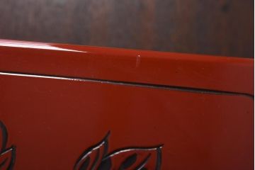 中古　伝統工芸　朱塗り　牡丹・菖蒲・菊　華やかさを添える日光彫りの小引き出し(小物収納)
