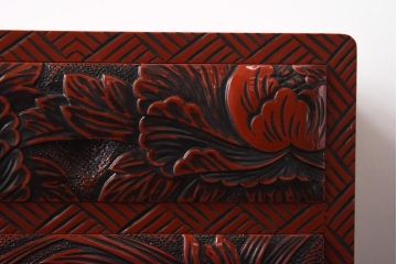 中古　伝統工芸　朱塗り　牡丹・菖蒲・菊　華やかさを添える日光彫りの小引き出し(小物収納)