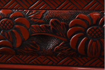 中古　伝統工芸　朱塗り　牡丹・菖蒲・菊　華やかさを添える日光彫りの小引き出し(小物収納)