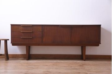 ヴィンテージ家具　北欧ビンテージ　チーク材　シャープなフォルムのサイドボード(キャビネット、戸棚、収納棚)