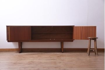 ヴィンテージ家具　北欧ビンテージ　チーク材　シャープなフォルムのサイドボード(キャビネット、戸棚、収納棚)