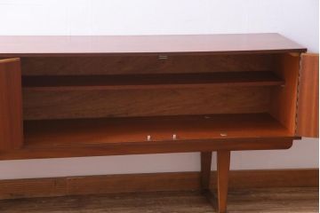 ヴィンテージ家具　北欧ビンテージ　チーク材　シャープなフォルムのサイドボード(キャビネット、戸棚、収納棚)