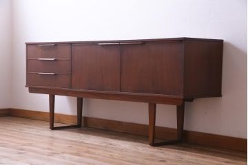 ヴィンテージ家具　北欧ビンテージ　チーク材　シャープなフォルムのサイドボード(キャビネット、戸棚、収納棚)