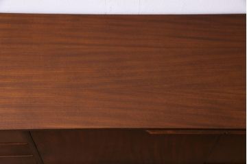 ヴィンテージ家具　北欧ビンテージ　チーク材　シャープなフォルムのサイドボード(キャビネット、戸棚、収納棚)