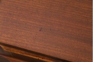 ヴィンテージ家具　北欧ビンテージ　チーク材　シャープなフォルムのサイドボード(キャビネット、戸棚、収納棚)