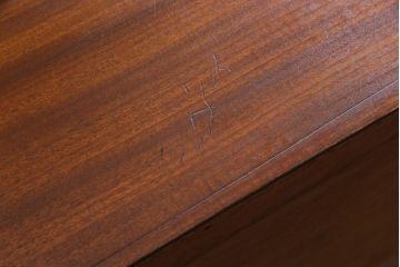 ヴィンテージ家具　北欧ビンテージ　チーク材　シャープなフォルムのサイドボード(キャビネット、戸棚、収納棚)