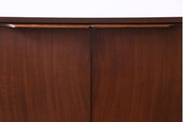 ヴィンテージ家具　北欧ビンテージ　チーク材　シャープなフォルムのサイドボード(キャビネット、戸棚、収納棚)