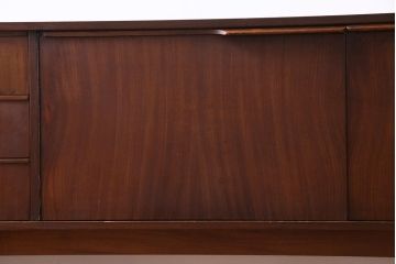 ヴィンテージ家具　北欧ビンテージ　チーク材　シャープなフォルムのサイドボード(キャビネット、戸棚、収納棚)