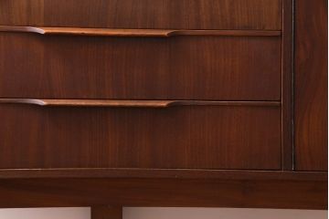 ヴィンテージ家具　北欧ビンテージ　チーク材　シャープなフォルムのサイドボード(キャビネット、戸棚、収納棚)