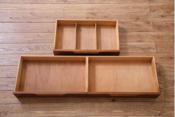 ヴィンテージ家具　北欧ビンテージ　チーク材　シャープなフォルムのサイドボード(キャビネット、戸棚、収納棚)