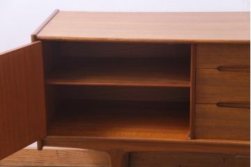 ヴィンテージ家具　北欧ビンテージ　yonger(ヤンガー)社　シャープなデザインがおしゃれなサイドボード