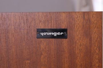 ヴィンテージ家具　北欧ビンテージ　yonger(ヤンガー)社　シャープなデザインがおしゃれなサイドボード