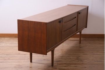 ヴィンテージ家具　北欧ビンテージ　yonger(ヤンガー)社　シャープなデザインがおしゃれなサイドボード