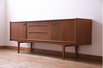 ヴィンテージ家具　北欧ビンテージ　yonger(ヤンガー)社　シャープなデザインがおしゃれなサイドボード