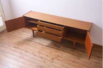 ヴィンテージ家具　北欧ビンテージ　yonger(ヤンガー)社　シャープなデザインがおしゃれなサイドボード