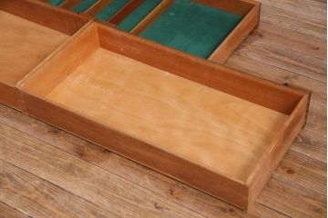 ヴィンテージ家具　北欧ビンテージ　yonger(ヤンガー)社　シャープなデザインがおしゃれなサイドボード