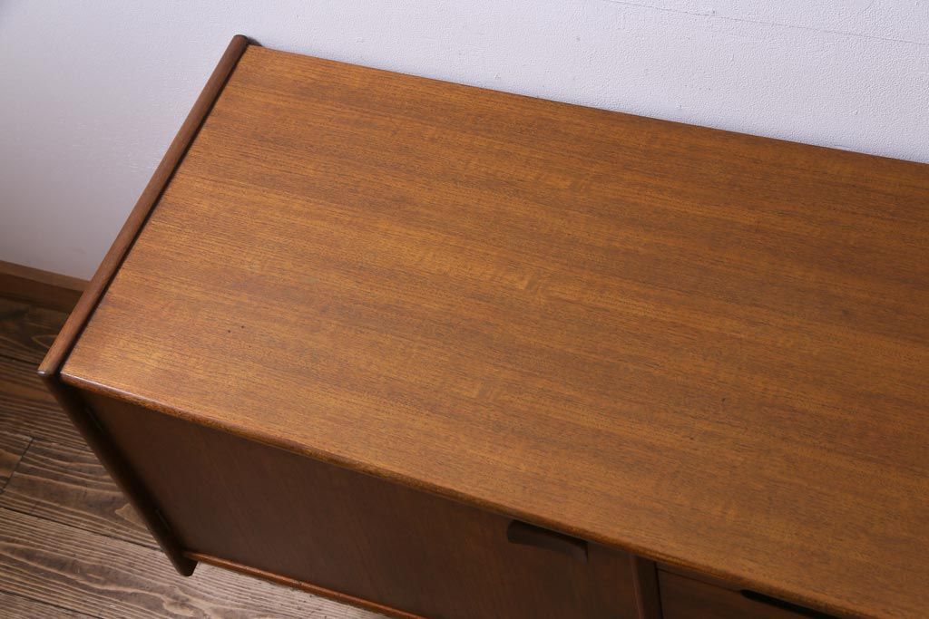 ヴィンテージ家具　北欧ビンテージ　yonger(ヤンガー)社　シャープなデザインがおしゃれなサイドボード