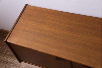 ヴィンテージ家具　北欧ビンテージ　yonger(ヤンガー)社　シャープなデザインがおしゃれなサイドボード