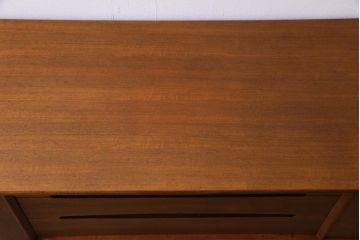 ヴィンテージ家具　北欧ビンテージ　yonger(ヤンガー)社　シャープなデザインがおしゃれなサイドボード