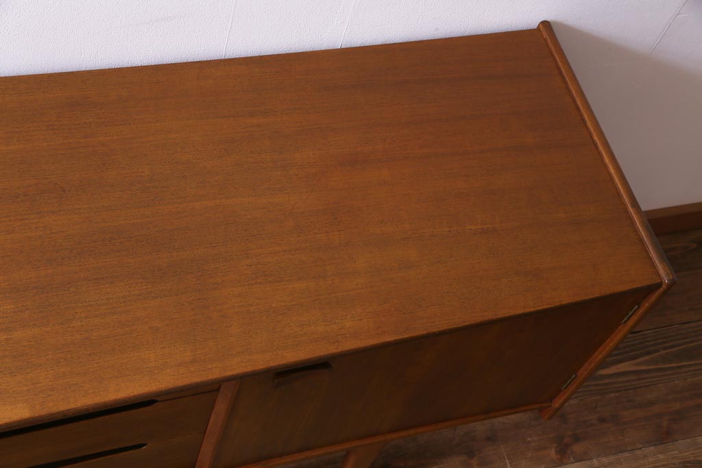 ヴィンテージ家具　北欧ビンテージ　yonger(ヤンガー)社　シャープなデザインがおしゃれなサイドボード