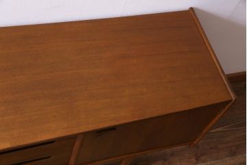 ヴィンテージ家具　北欧ビンテージ　yonger(ヤンガー)社　シャープなデザインがおしゃれなサイドボード