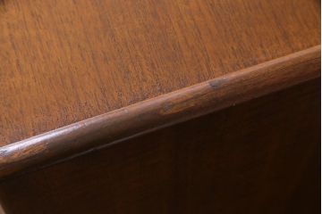 ヴィンテージ家具　北欧ビンテージ　yonger(ヤンガー)社　シャープなデザインがおしゃれなサイドボード