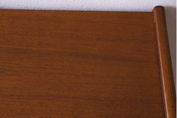 ヴィンテージ家具　北欧ビンテージ　yonger(ヤンガー)社　シャープなデザインがおしゃれなサイドボード