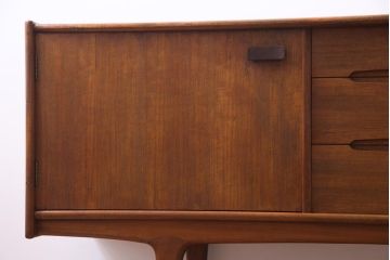 ヴィンテージ家具　北欧ビンテージ　yonger(ヤンガー)社　シャープなデザインがおしゃれなサイドボード