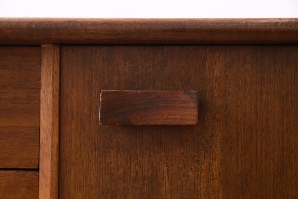 ヴィンテージ家具　北欧ビンテージ　yonger(ヤンガー)社　シャープなデザインがおしゃれなサイドボード