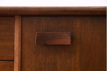 ヴィンテージ家具　北欧ビンテージ　yonger(ヤンガー)社　シャープなデザインがおしゃれなサイドボード